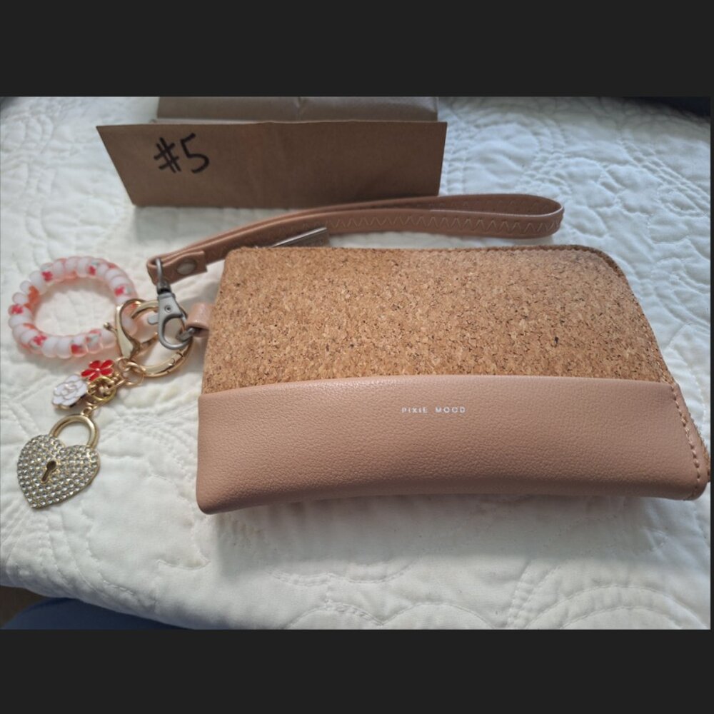 Wristlet Fun!! SEE DESCRIPITION - Picture 10 of 15